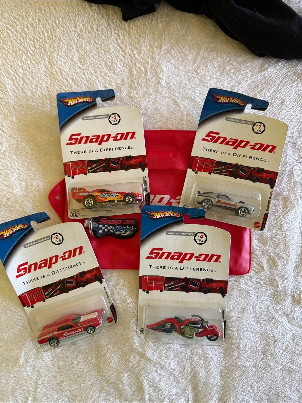 Snap-on Hot Wheels Collector Set - Red and White - Picture 1 of 1